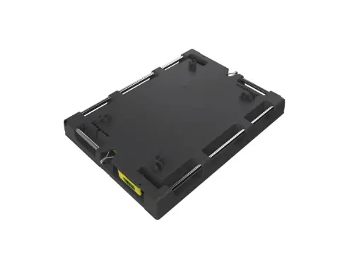 Pallet cover with integrated retractable straps